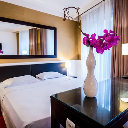 Toujours & Hotel 4*
